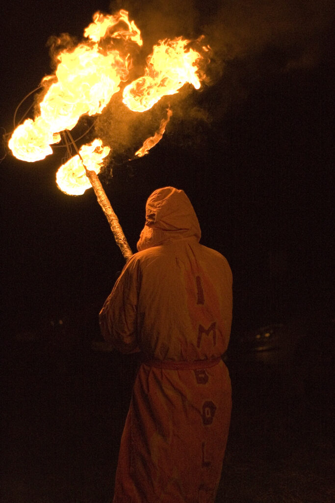 Procissão de Imbolc. Foto de Steven Earnshaw. Fonte: https://www.flickr.com/photos/stevenearnshaw/379315373/in/photostream/.